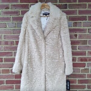 NWOT PARIS CREAM, FAUX-FUR…  STUNNING AND FABULOUS COAT
#DON’TMISSOUT✌️